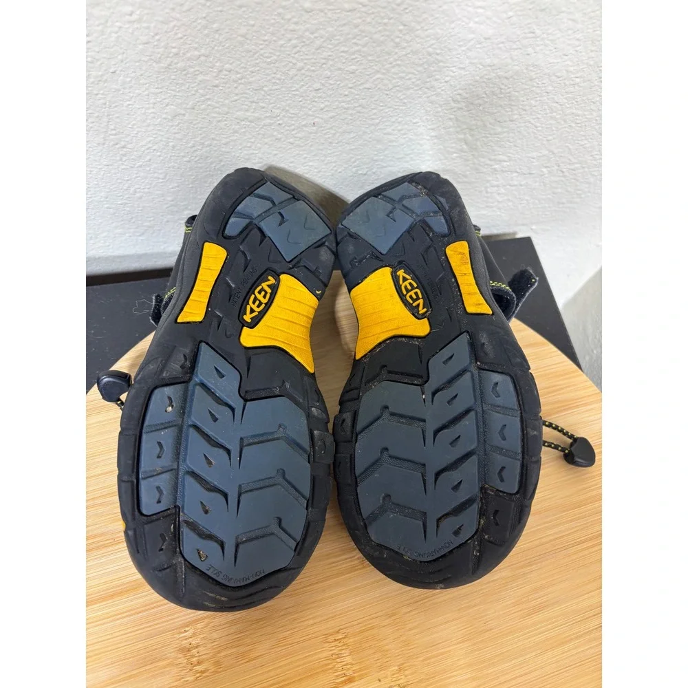 KEEN Sandals Kids 2 Newport H2 Black Yellow Waterproof Sport Hiking Shoes Play
